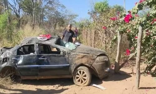 Criança de sete anos e idosa morrem e outras três pessoas ficam feridas após carro capotar em rodovia
