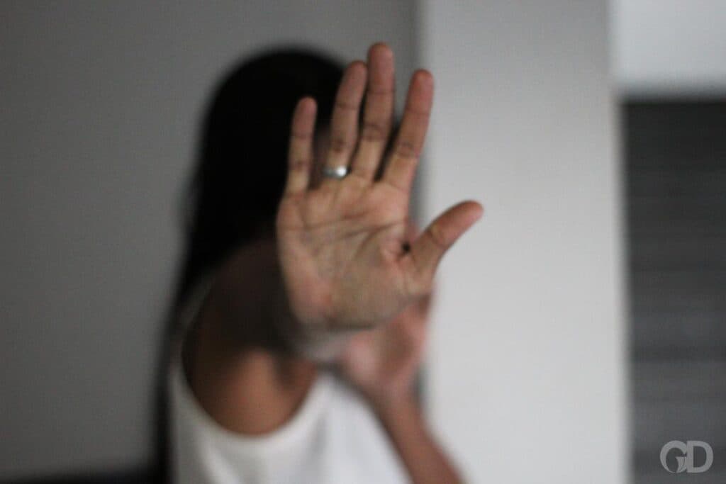 Homem invade casa e estrupa mulher na frente dos filhos na Bahia
