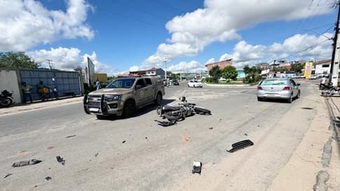 Dois policiais ficam feridos após colisão de moto da PM com carro ocupados por moradores de Ibirataia