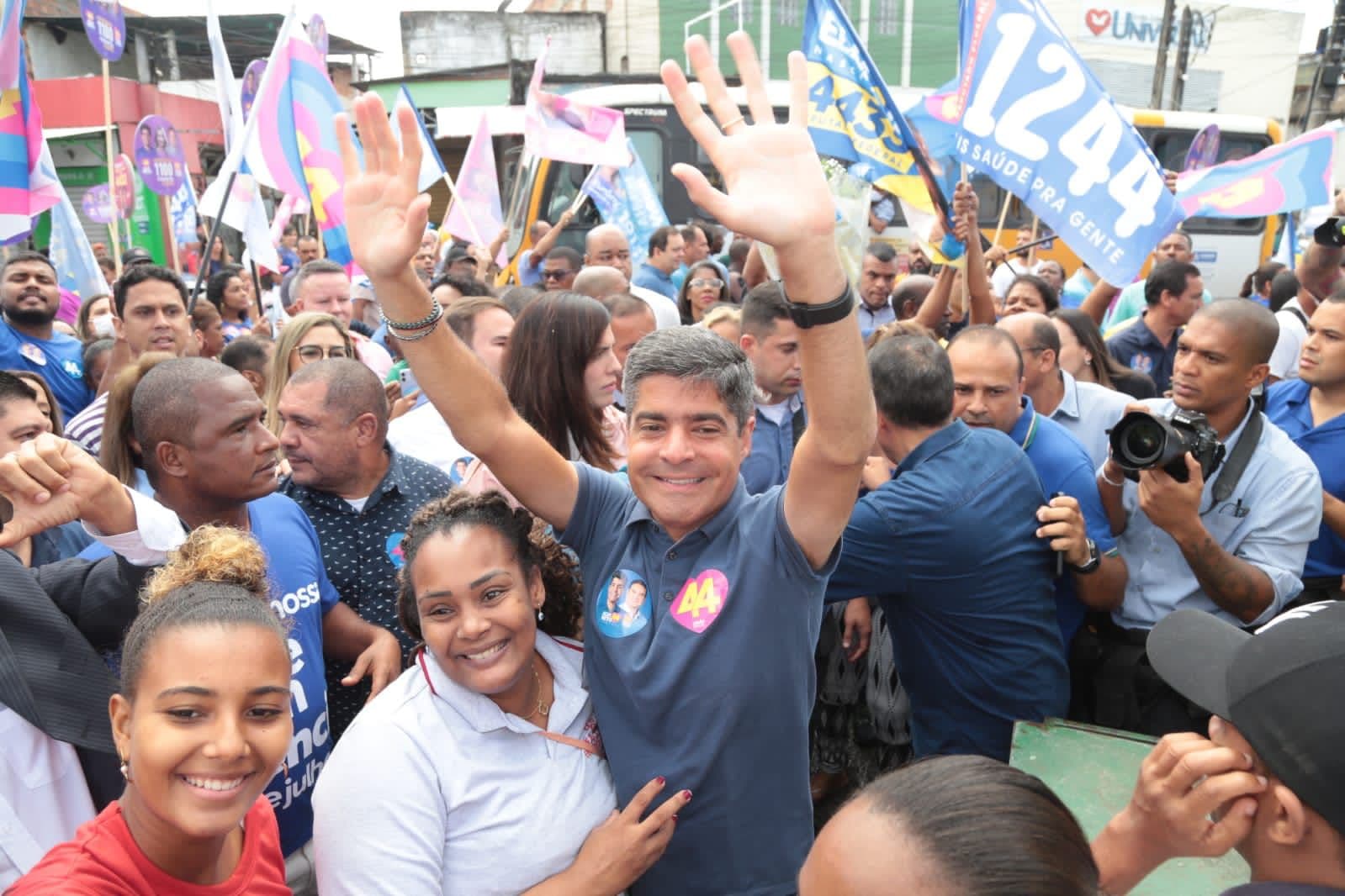 ACM Neto, Ana Coelho e Cacá Leão participam de caminhada em Pau da Lima