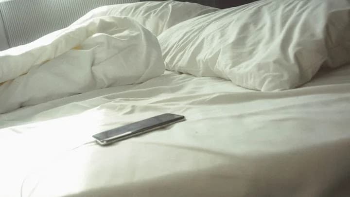 Riscos de dormir com o celular próximo a cama