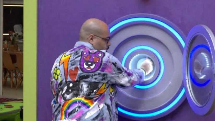 Tiago Abravanel aperta o botão e desiste do BBB 22