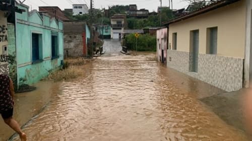 Chuvas causam inundações e deixa desabrigados em Ubatã