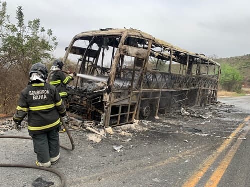Ônibus do Exército transportando armamento é destruído por incêndio na Bahia