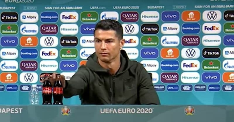 Coca-Cola tem prejuízo de R$ 20 bilhões após CR7 preferir água