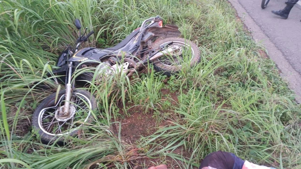 Homem mata enteado a facadas, fere a esposa na fuga sofre acidente com moto