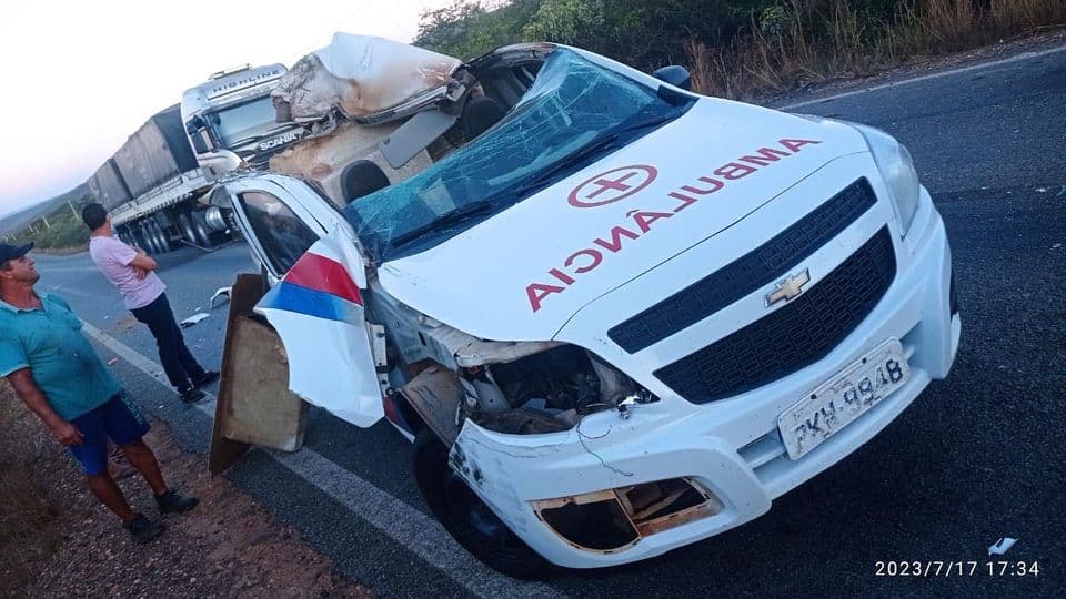 Acidente envolvendo ambulância deixa pessoas feridas