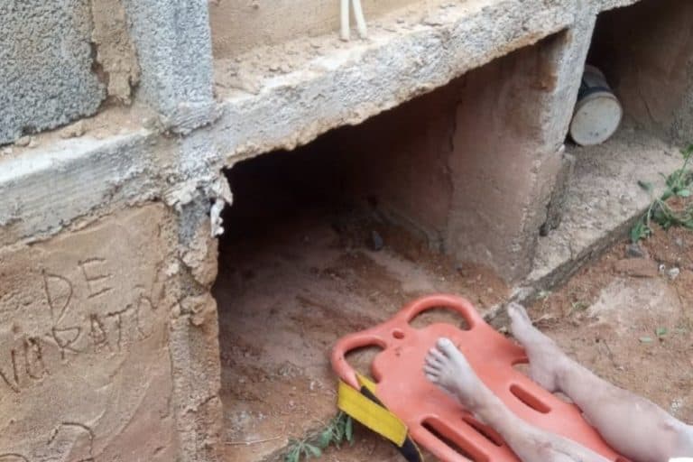 Mulher é resgatada viva após ser colocada dentro de túmulo em MG