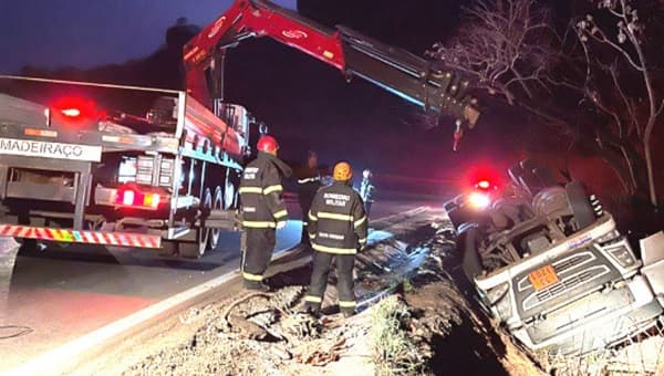 Motorista perde controle de carreta carregada com gasolina e morre na BR-364