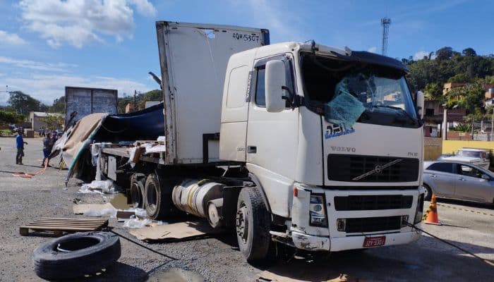 Carga é saqueada após carreta carregada com fraldas descartáveis tombar em Ubatã