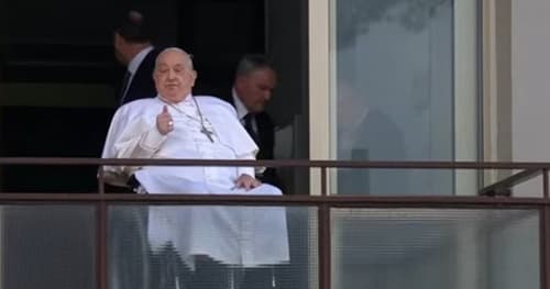 Papa Francisco recebe alta após 38 dias internado em Roma
