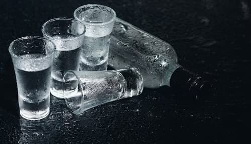 Jovem de 30 anos morre após consumir vodka contaminada com metanol