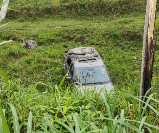 Ubatã: Carro com dois ocupantes capota na BR-330, entre Ipiaú e Barra do Rocha