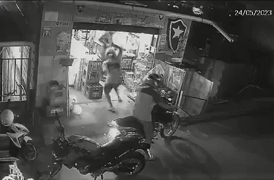Vídeo mostra suspeito de furto tendo mão decepada com facão em Manaus; confira