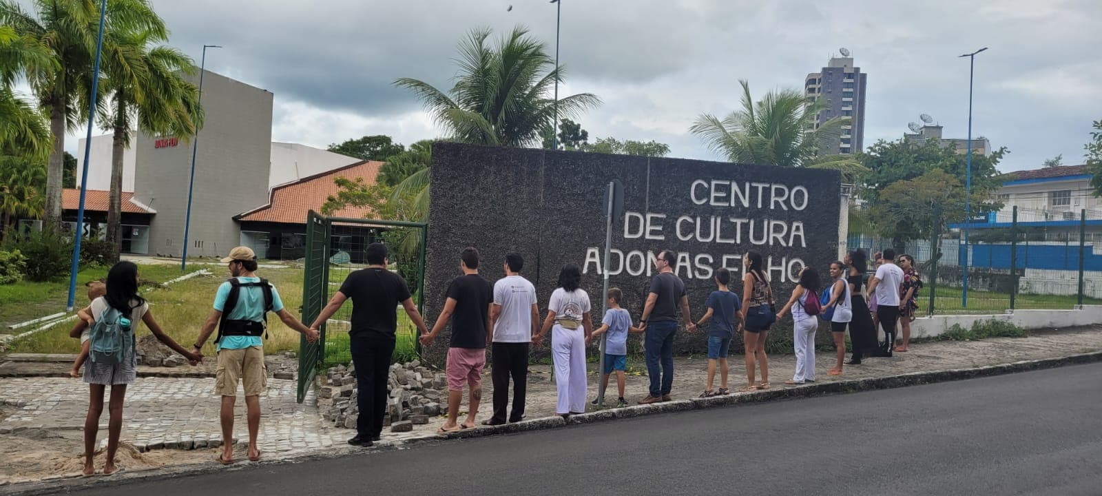 Abraço marca cobrança de artistas para reabertura do Centro de Cultura Adonias Filho
