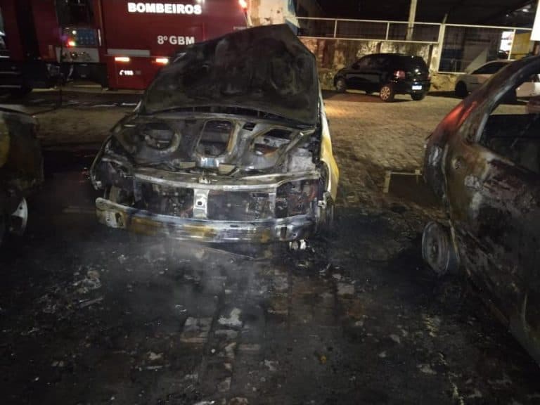 Fogueira causa incêndio em quatro carros em Jequié