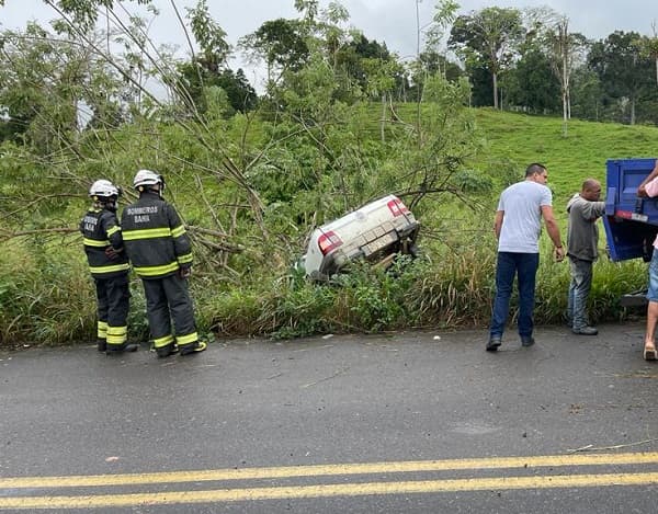 Motorista morre e mulher fica gravemente ferida em acidente entre Ipiaú e Ibirataia