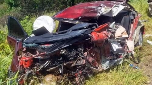 Acidente entre carro e caminhão deixa quatro pessoas da mesma família mortas na Bahia
