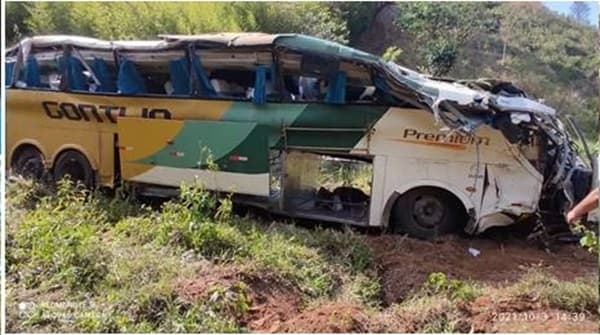Ônibus que saiu de São Paulo para a Bahia cai em ribanceira deixa 8 mortos e 44 feridos