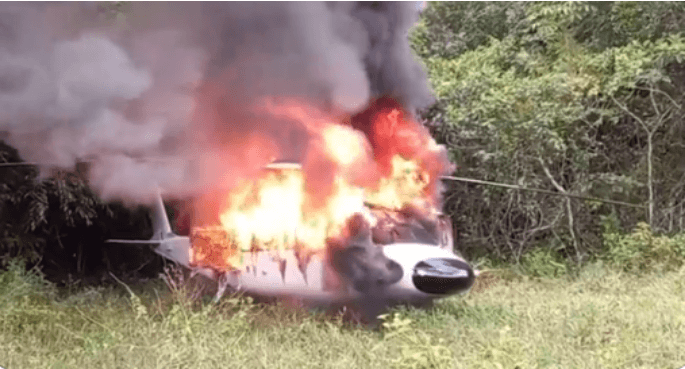 Ibama queima helicóptero e avião de garimpeiros ilegais na Terra Yanomami
