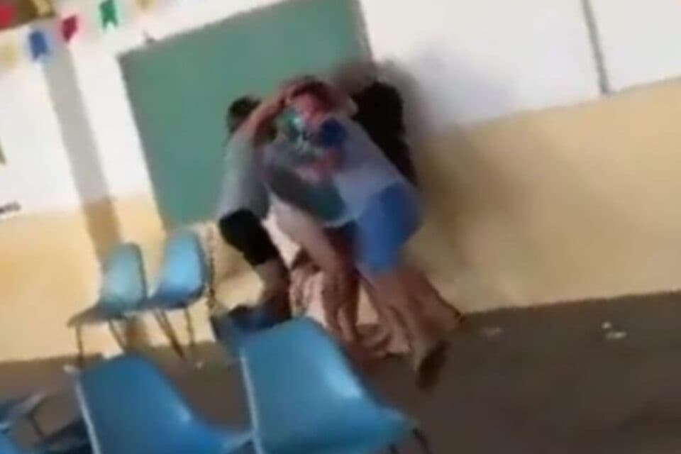 Homem leva amante para tomar vacina e encontra a esposa e cunhada na fila