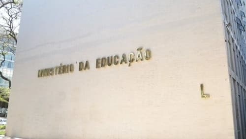 CNTE critica reajuste de 0,37% do piso do magistério previsto para 2026 e cobra ação do MEC