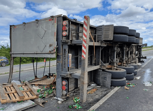 homem tem morte súbita ao saquear carreta de cerveja tombada
