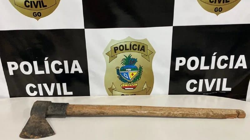 Homem tem parte da cabeça cortada após flertar com mulher de rival