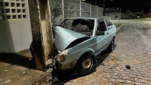 Carro bate em poste e deixa ao menos quatro pessoas feridas em Ipiaú