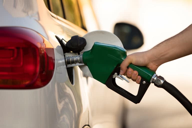 Gasolina tem queda de R$ 0,60 após governo reduzir tributos federais