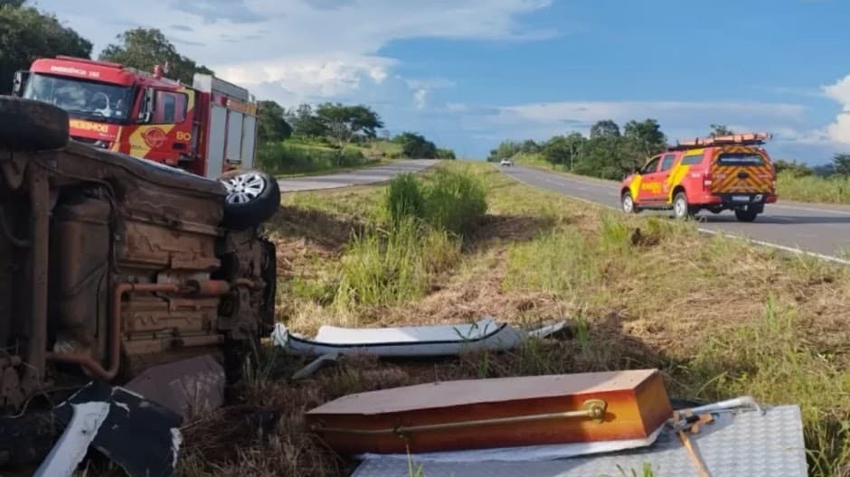 Corpo fica exposto em rodovia de Goiás após carro funerário capotar