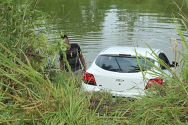 Ibirataia: Motorista perde controle de veículo e vai parar em rio às margens da BA 120