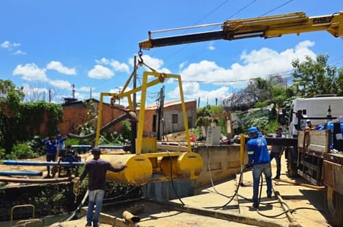 Embasa envia equipe técnica e equipamentos para auxiliar na drenagem dos alagamentos e restabelecimento do sistema de esgoto em Bom Jesus da Lapa