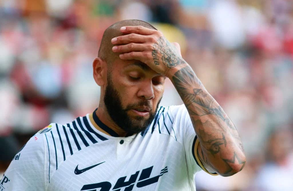 Daniel Alves tem recurso negado pela Justiça espanhola; jogador seguirá preso