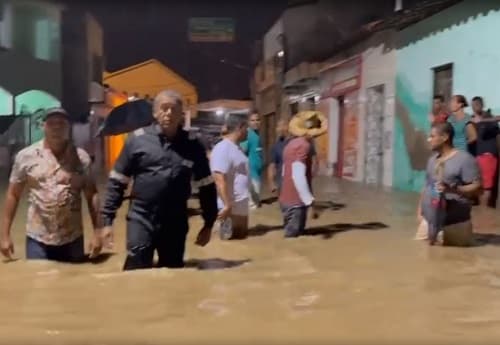 Chuva provoca alagamentos e famílias são desalojadas no recôncavo baiano