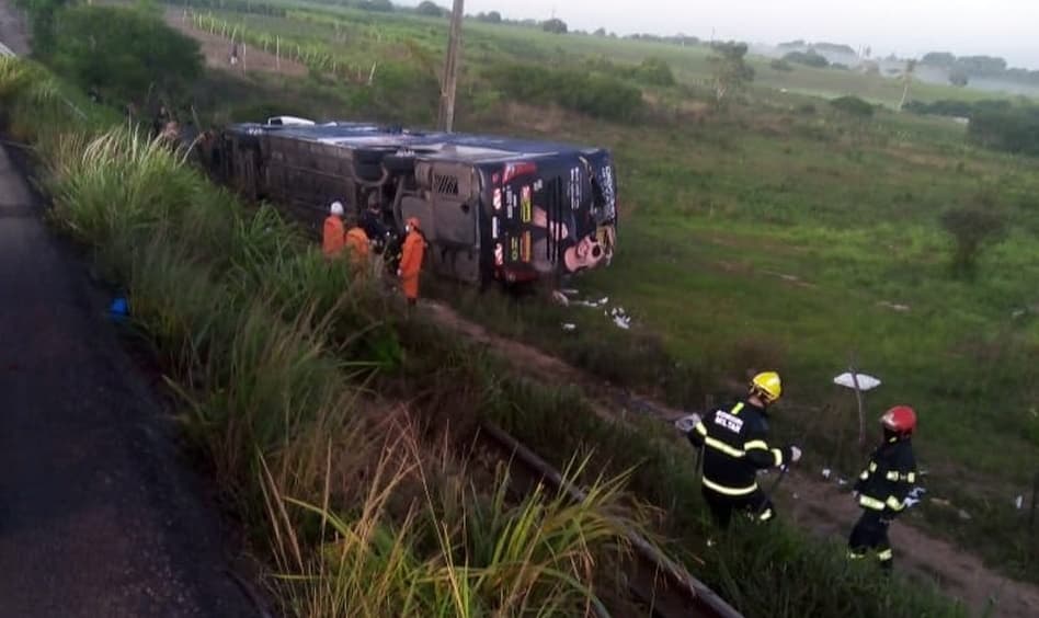 Ônibus do cantor sergipano Devinho Novaes tomba no interior de Alagoas