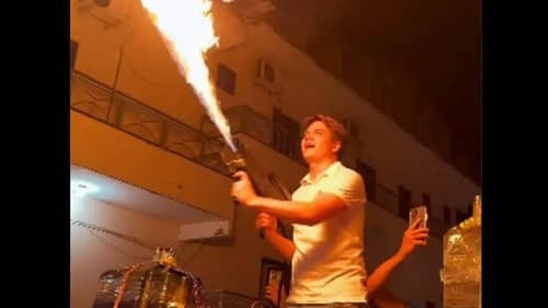 Prefeito é alvo da PF após usar lança-chamas em campanha