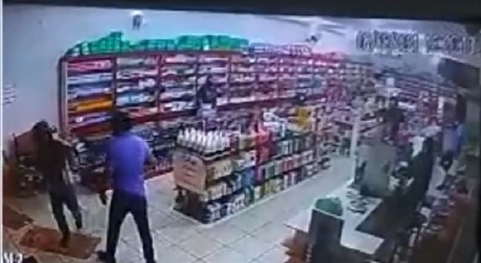 Idoso de 65 anos é agredido com tapas e socos por atendente de farmácia no sul da Bahia