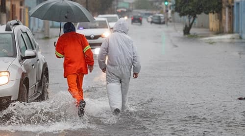 Inmet emite novo alerta de chuvas intensas para Bahia e mais 12 estados