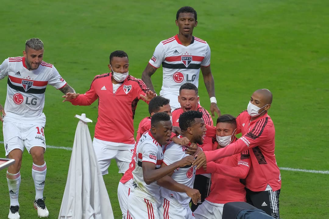 São Paulo bate Palmeiras no Morumbi, encerra jejum e é campeão do Paulistão.