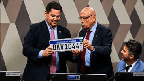 Projeto avança na Câmara para incluir cidade e estado nas placas de veículos