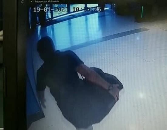 Quadrilha armada invade shopping na Grande SP e rouba R$ 1 milhão em celulares