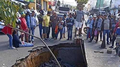 Mulher fica ferida após surgimento de cratera em cidade da Bahia