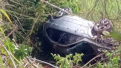 Carro capota na BA-120 entre Ibirataia e Algodão e motorista desaparece