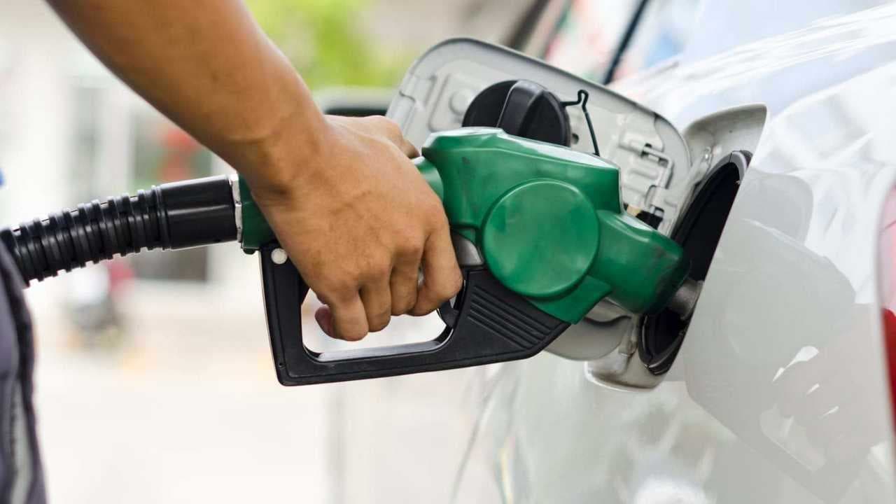 Gasolina sobe pela segunda semana seguida nos postos, diz ANP