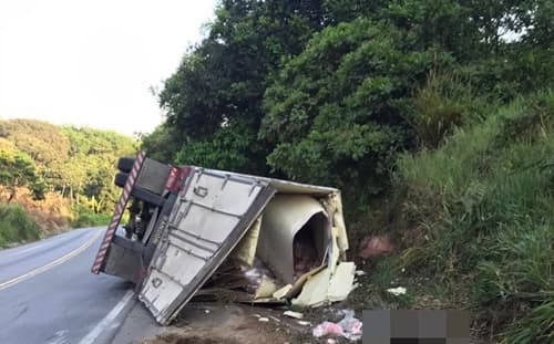 Acidente na BR-101 em Teolândia: Saqueadores atacam após capotamento de veículo