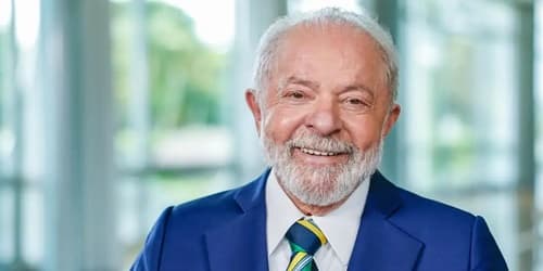 Presidente Lula da Silva desembarca em Salvador para eventos governamentais após um ano dos ataques de 8 de janeiro