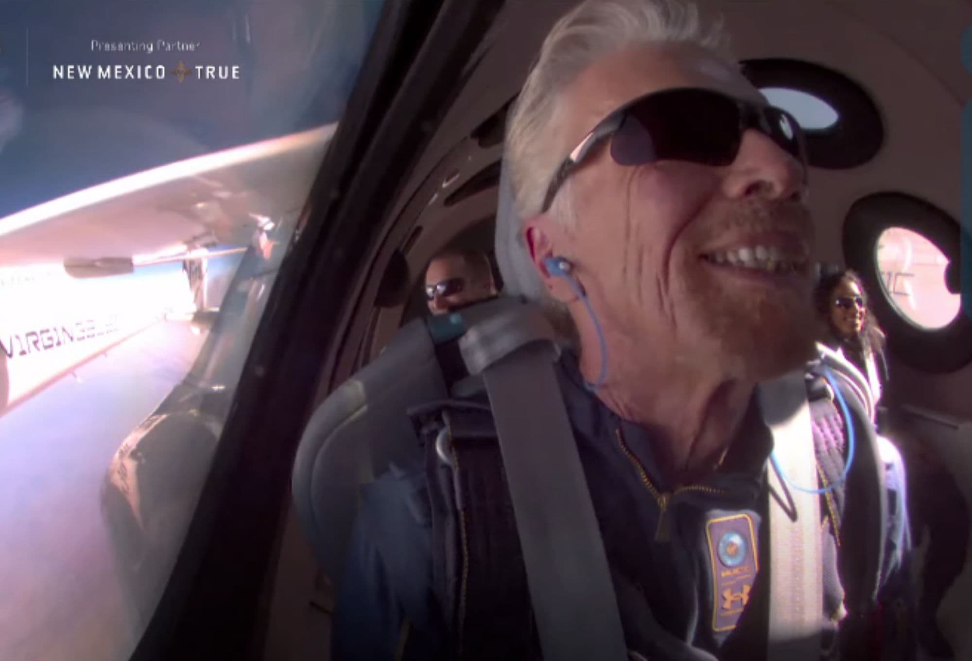Richard Branson é primeiro bilionário a chegar ao espaço a bordo de nave própria