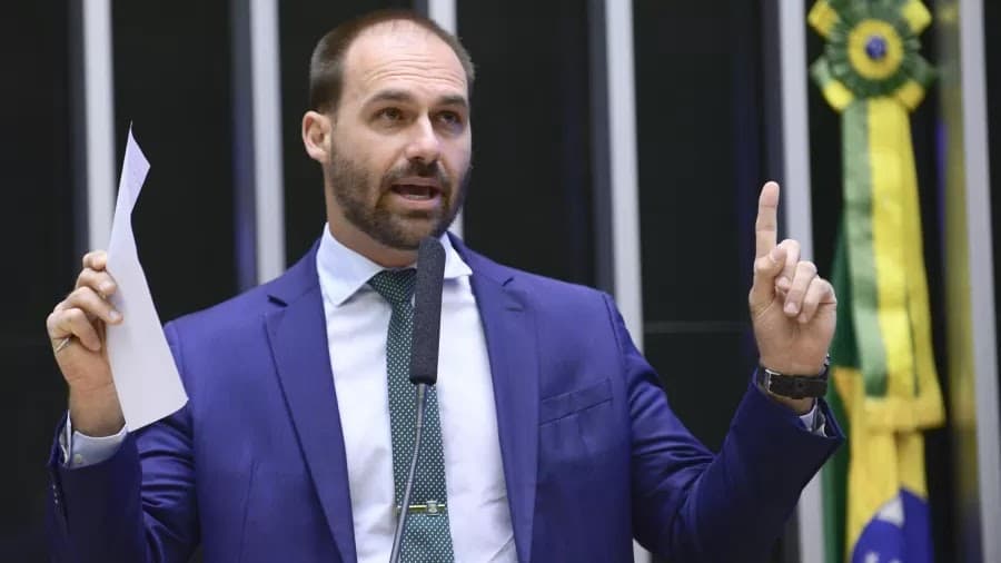Justiça manda Eduardo Bolsonaro tirar 'Roda Viva' de Chico Buarque de postagem.