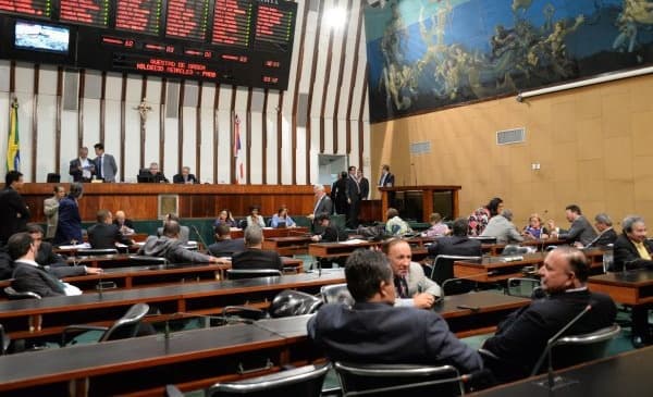 AL-BA aprova reajuste no salário de professores em sessão extraordinária neste sábado (2)